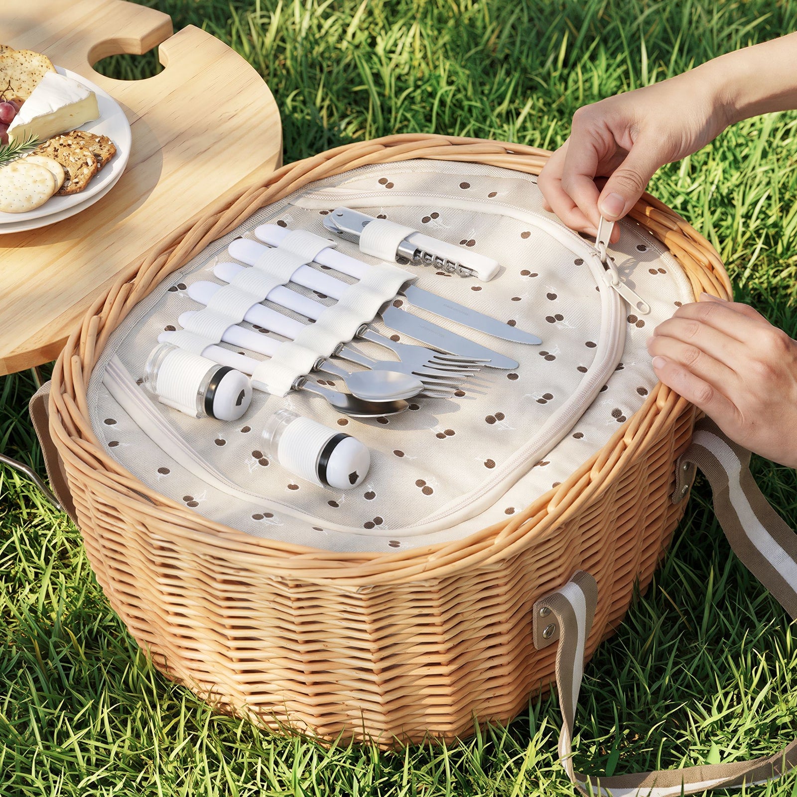 2 Person Insulated Picnic Basket Set with Foldable Wood Table