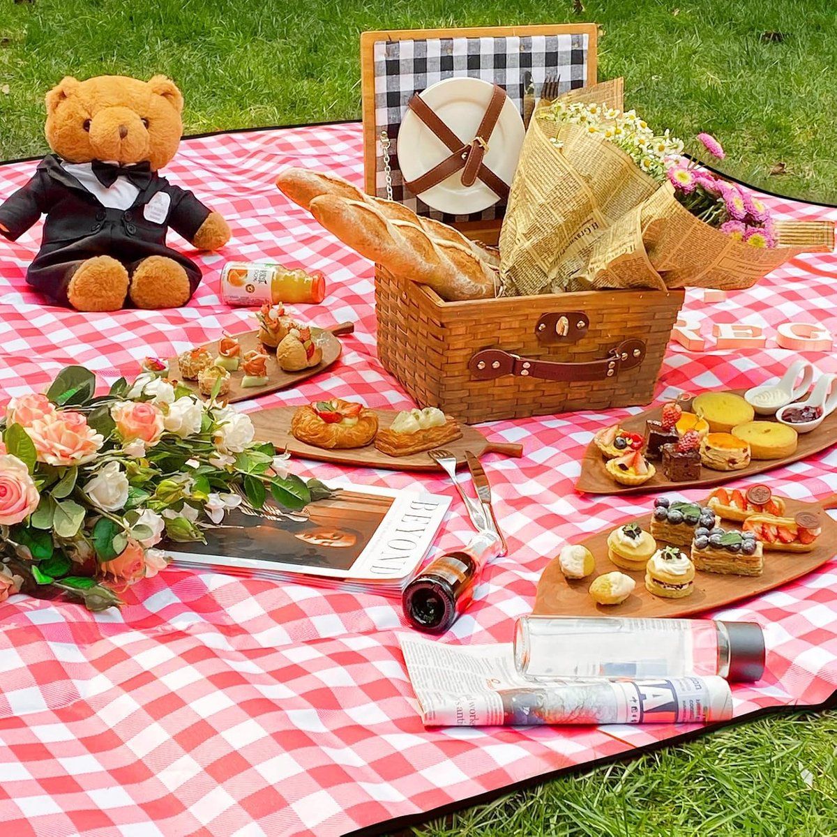 Picnic Blanket, Waterproof, Beach Blanket, Picnic Mat, Lightweight with Handle, Red Checked, Traveling, Outdoor Camping, Park