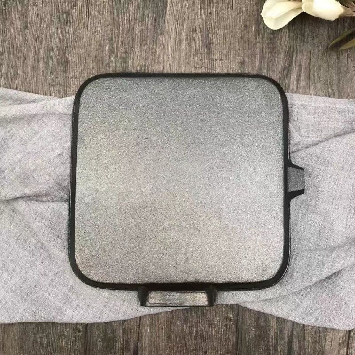 Foldable Non-Stick Iron Grill Pan with Lid and Wooden Handle for Camping, Hiking, Picnics and Outdoor Cooking, Black, 20 cm
