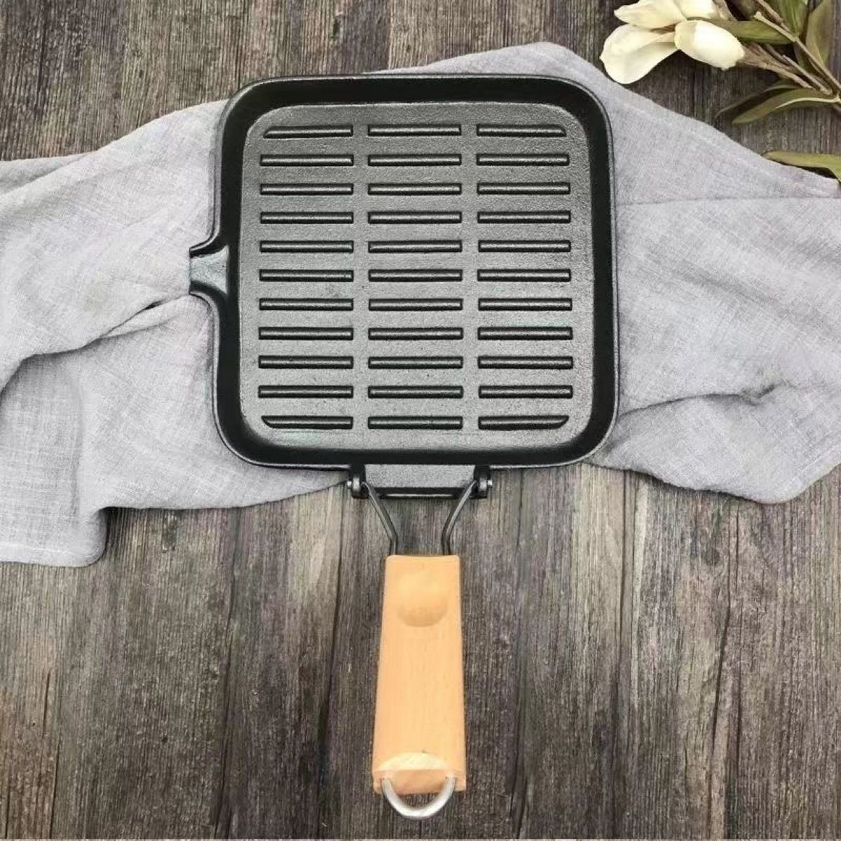 Foldable Non-Stick Iron Grill Pan with Lid and Wooden Handle for Camping, Hiking, Picnics and Outdoor Cooking, Black, 20 cm