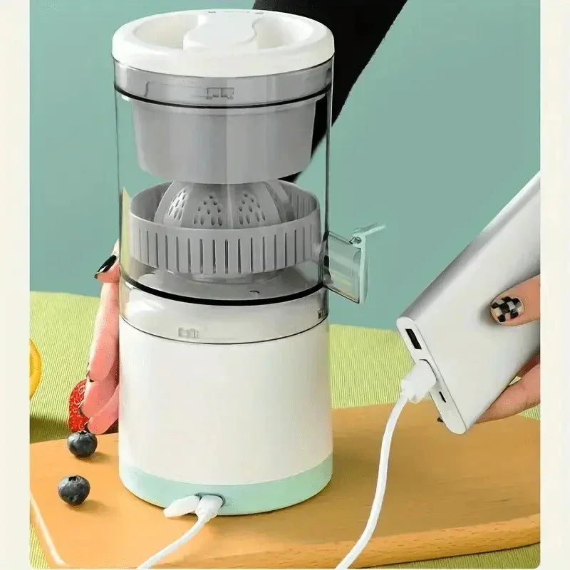 New portable USB juicer, powered by a rechargeable lithium battery, extracts juice from oranges, lemons, watermelons, grapes, and other juicy fruits with the press of a button, efficiently separating pulp residue—a versatile kitchen and travel helper.