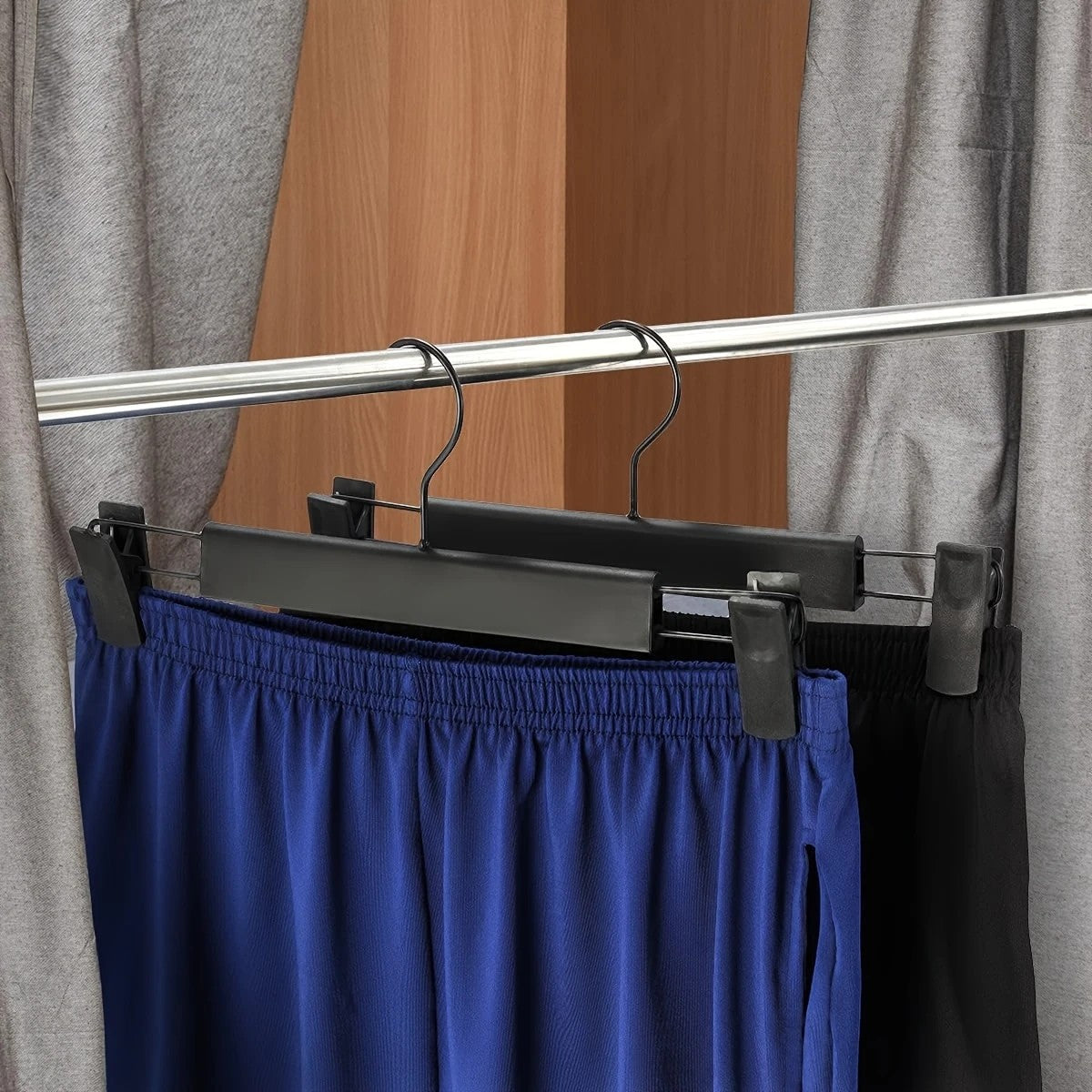 20pcs Super Anti-Slip Pants Hangers with Clips, Thickened Plastic Dual-Use Skirt/Pants Hangers, Seamless Anti-Mark Home Drying Racks, Wardrobe Organizer Essential.