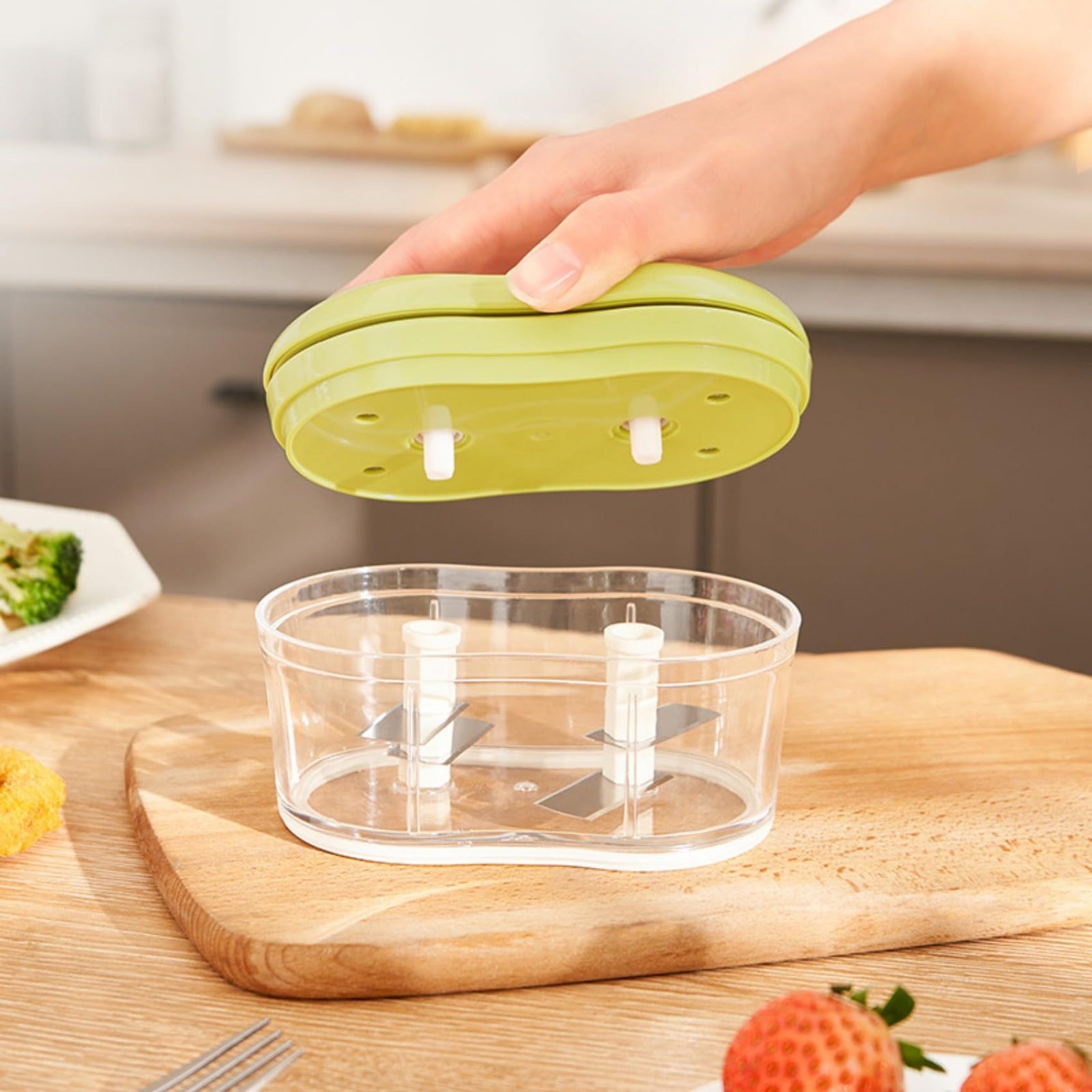 Garlic Chopper,Portable Garlic Mincer,Hand Push Garlic Press with Clear Storage Container for Both Home and Camping (Green,Large)