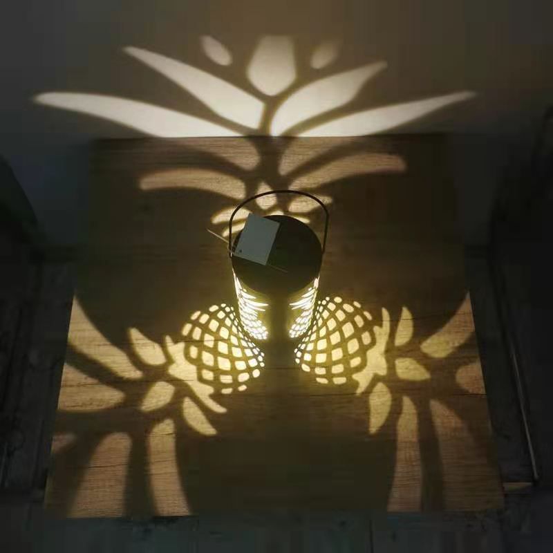 Solar Lantern Lights Outdoor Metal Hanging Solar Lights Retro Pineapple Pattern Projection Lamp for Porch Garden Outdoor Decor