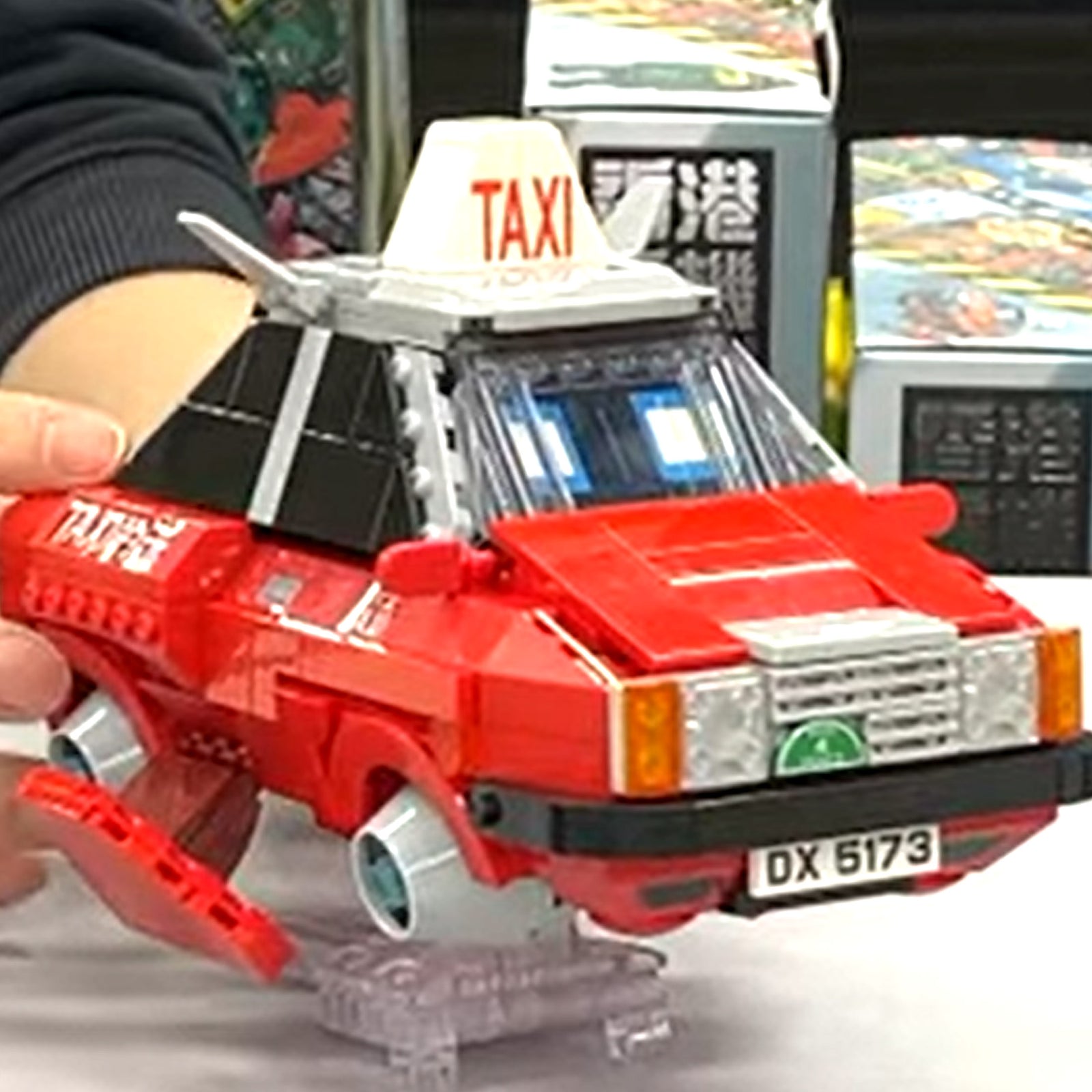 Hong Kong Machines Robot Red Taxi Building Block Set 586pcs 14+