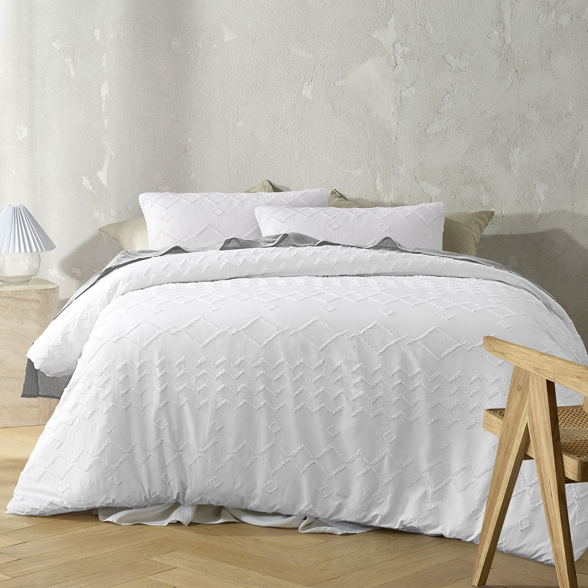 White Zig Zag Super Soft Tufted Quilt Cover Set Queen