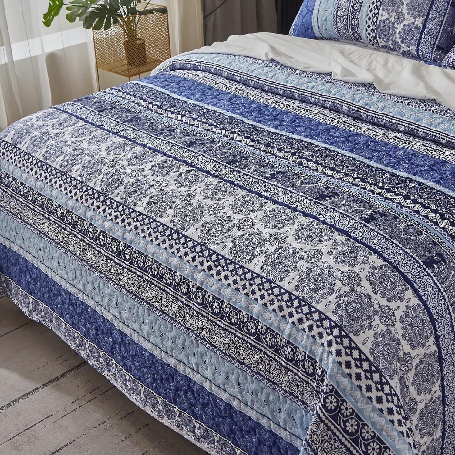 Sophisticated Quilted Coverlet and Pillowcases Set: A Timeless Addition - Queen size