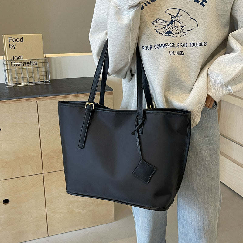 Black New Large Capacity Tote Bag  Simple, Versatile Handbag for Casual Outings, Lightweight and Stylish