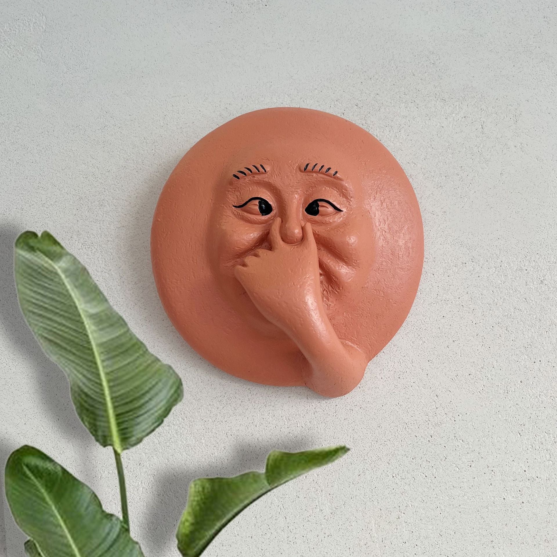 Funny Hand-Face Clay Wall Decor - Resin Humorous Statue for Home & Bathroom