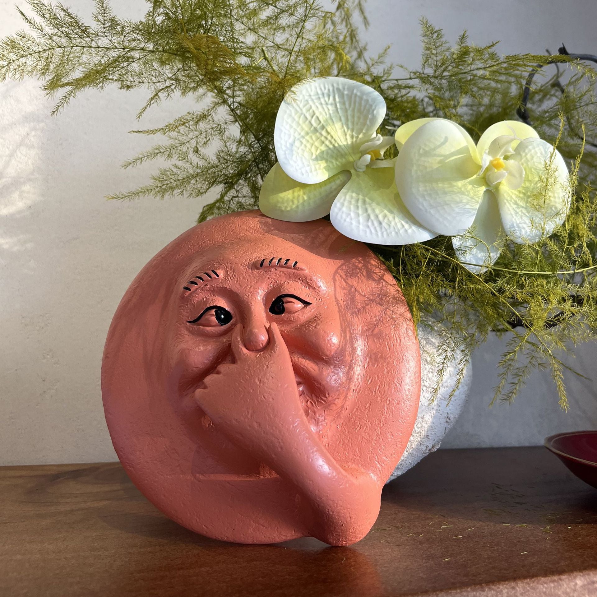 Funny Hand-Face Clay Wall Decor - Resin Humorous Statue for Home & Bathroom