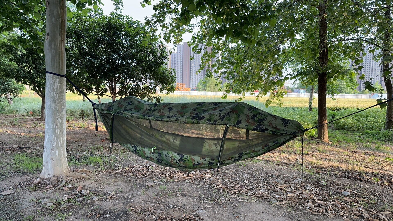290 x 140CM Professional Nylon Hammock with Integrated Mosquito Net & Sunshade - 2-Person  Anti-Rollover Camping Swing with Heavy-Duty Installation Kit (Camouflage Green)