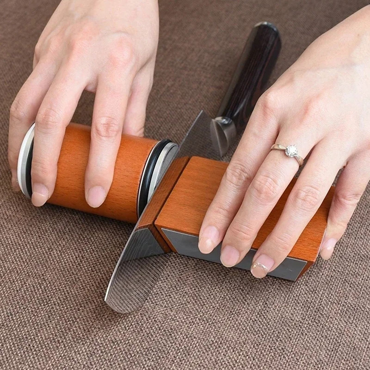 Brown Rolling Knife Sharpener Set – Magnetic Angle Guide & Diamond Grinding Disc with Rubber Wood Base